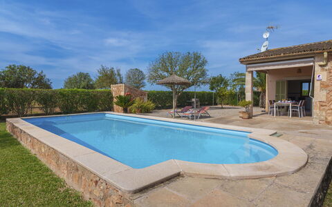 Marina: Agua, Propiedad, Cielo, Nube, Piscina, Planta, Sombra, Edificio, Árbol, Material Compuesto
