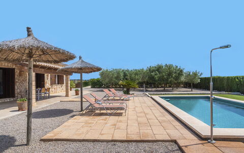 Marinassa: Cielo, Agua, Sombra, Árbol, Piscina, Mueble Para Exteriores, Planta, Luz De La Calle, Edificio, Bienes Raíces