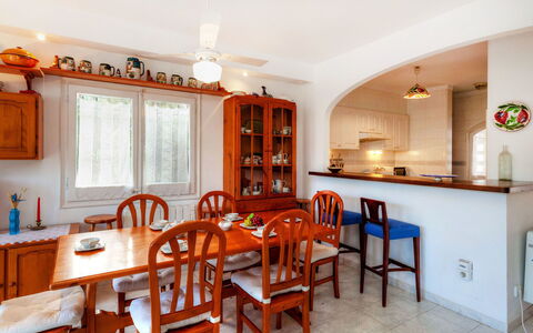 Pals 724: Mueble, Mesa, Propiedad, Silla, Madera, Encendiendo, Naranja, Diseño De Interiores, Ventana, Cocina