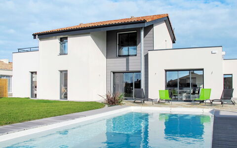 Les Epinettes: Agua, Nube, Cielo, Propiedad, Planta, Piscina, Azur, Azul, Sombra, Ventana