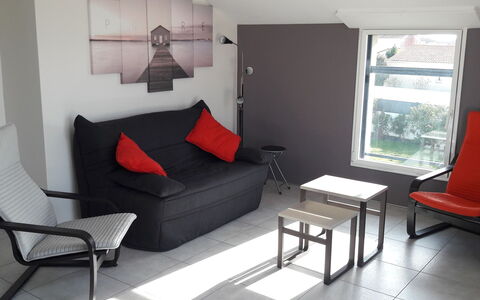 Les Epinettes: Sofá, Mueble, Propiedad, Comodidad, Sala, Mesa, Encendiendo, Diseño De Interiores, Suelo, Sofá Cama