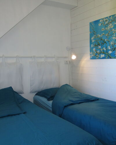 Au Soleil Joyeux: Edificio, Mueble, Ligero, Azur, Azul, Comodidad, Textil, Casa, Diseño De Interiores, Sombra