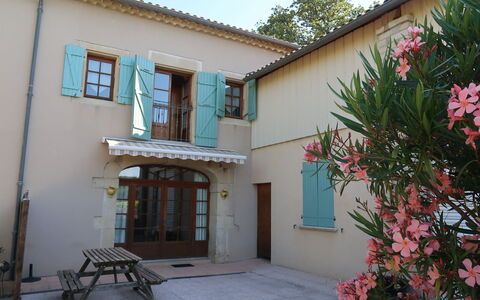 Le Mas: Propiedad, Planta, Cielo, Flor, Edificio, Ventana, Árbol, Barrio, Casa, Bienes Raíces