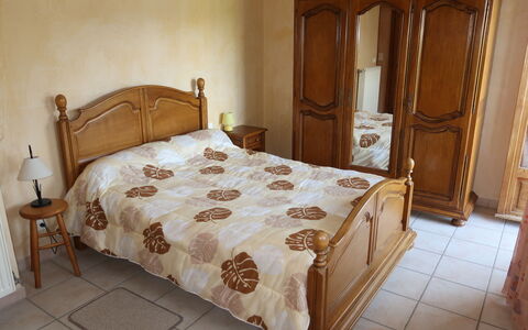 Le Mas: Mueble, Edificio, Propiedad, Gabinetes, Comodidad, Cajón, Marco De La Cama, Madera, Textil, Cama