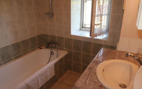Le Mas: Marrón, Bañera, Grifo, Arreglo De Tubería, Propiedad, Lavabo, Ventana, Baño, Lavabo Del Baño, Diseño De Interiores