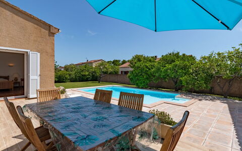 Casella: Cielo, Agua, Propiedad, Planta, Edificio, Verde, Azur, Naturaleza, Sombra, Piscina
