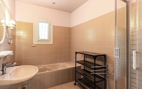 Casella: Espejo, Arreglo De Tubería, Propiedad, Lavabo, Grifo, Edificio, Lavabo Del Baño, Baño, Madera