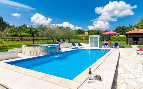 Nevenka: Nube, Agua, Cielo, Planta, Propiedad, Piscina, Azur, Edificio, Sombra, Árbol
