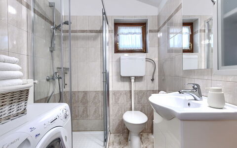 Tomazin: Diseño De Interiores, Arreglo De Tubería, Piso, Suelo, Lavabo, Lavabo Del Baño, Baño, Mueble, Grifo, Habitación