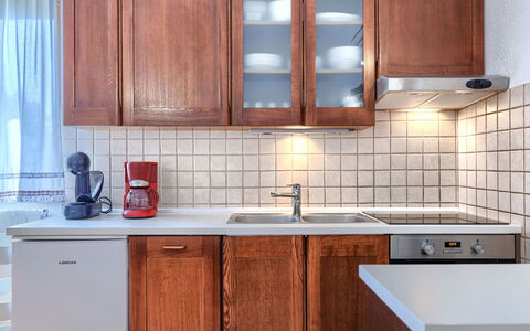 Tomazin: Gabinetes, Mostrador, Madera, Cocina, Diseño De Interiores, Electrodoméstico, Fregadero, Aparato De Cocina, Lavabo, Piso
