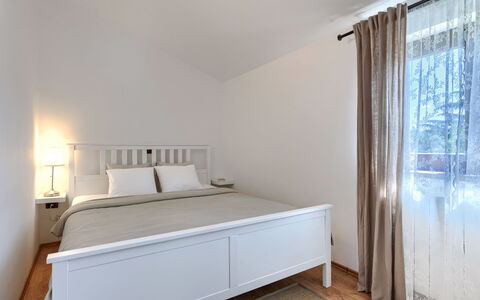 Tomazin: Cama, Mueble, Habitación, Diseño De Interiores, Lecho, Sábana, Madera, Linos, Suelo, Techo