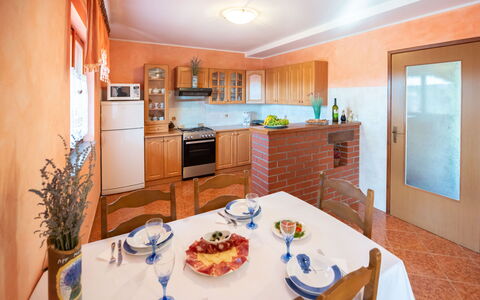 Medica: Mesa, Gabinetes, Mueble, Propiedad, Mostrador, Vajilla, Comida, Azur, Silla, Cocina