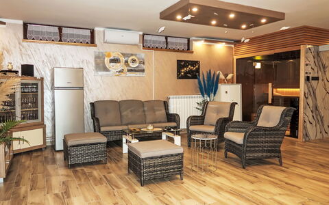 Villa Helena: Mueble, Diseño De Interiores, Piso, Suelo, Madera, Habitación, Sofá, Suelos De Madera, Sala, Mesa