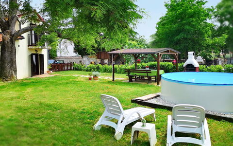 Sara: Propiedad, Hierba, Patio Interior, Yarda, Césped, Árbol, Jardín, Edificio, Bienes Raíces, Casa