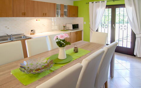 Sara: Propiedad, Habitación, Mueble, Diseño De Interiores, Comedor, Cocina, Edificio, Suelo, Mostrador, Casa