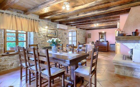 Villa Dina: Mesa, Mueble, Propiedad, Ventana, Silla, Madera, Edificio, Arquitectura, Diseño De Interiores, Piso