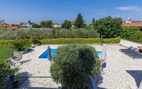 Sara: Casa, Barrio Residencial, Casa, Techo, Material Compuesto, Inmuebles, Cabaña, Sombra, Piscina, Villa