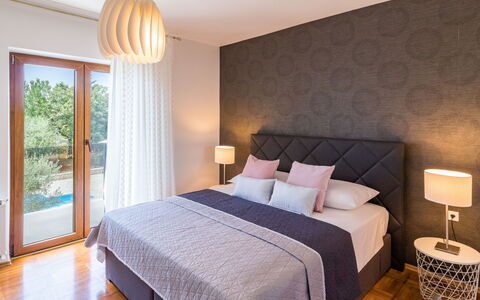 Sara: Habitación, Mueble, Cama, Habitación, Propiedad, Diseño De Interiores, Marco De La Cama, Suelo, Sábana, Pared
