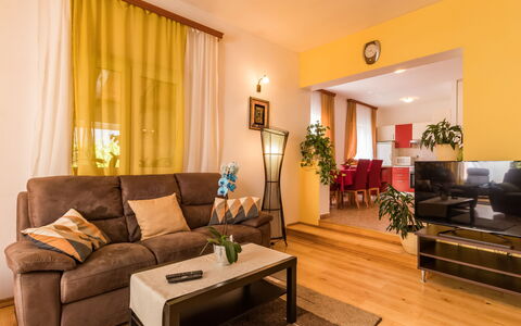 Petar: Sala, Habitación, Propiedad, Mueble, Diseño De Interiores, Cortina, Edificio, Bienes Raíces, Suelo, Amarillo