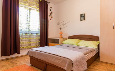 Petar: Habitación, Cama, Mueble, Habitación, Sábana, Propiedad, Marco De La Cama, Diseño De Interiores, Colchón, Suelo
