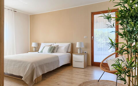 Tijan: Mueble, Habitación, Habitación, Cama, Diseño De Interiores, Propiedad, Pared, Marco De La Cama, Sábana, Suelo