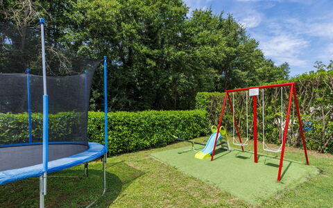Liberat: Azul, Equipo De Juego Exterior, Sombra, Ocio, Jardín, Patio De Recreo, Césped, Parque, Paisajismo, Césped Artificial