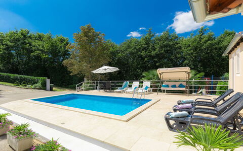 Liberat: Planta, Cielo, Propiedad, Agua, Edificio, Piscina, Azul, Azur, Nube, Sombra
