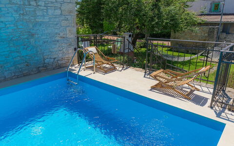 Toni: Agua, Planta, Piscina, Azul, Rectángulo, Edificio, Cuerpo De Agua, Árbol, Ocio