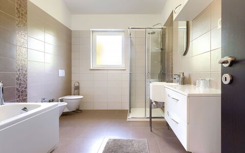 Villa Vela: Bañera, Edificio, Arreglo De Tubería, Espejo, Lavabo, Baño, Grifo, Casa, Puerta