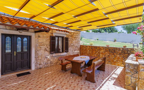 Laura: Sombra, Toldo, Manchas De Madera, Silla, Eco Hotel, Mueble Para Exteriores, Patio, Piscina, Planta De Casa, Losa