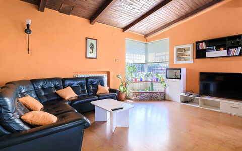 Cherry: Sofá, Madera, Diseño De Interiores, Piso, Sofá Cama, Suelo, Comodidad, Mesa, Sala, Pared
