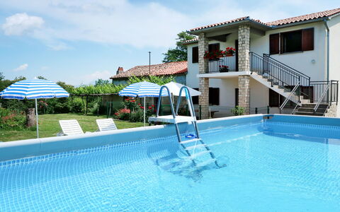 Fortica: Agua, Nube, Cielo, Planta, Piscina, Edificio, Azur, Silla, Ventana, Mueble Para Exteriores