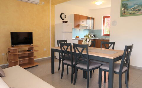 Fortica: Mesa, Propiedad, Marco, Mueble, Madera, Diseño De Interiores, Suelo, Silla, Piso, Sala