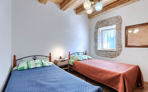 Paolici: Pared, Habitación, Techo, Diseño De Interiores, Cama, Sábana, Lecho, Casa, Suelo, Marco De La Cama