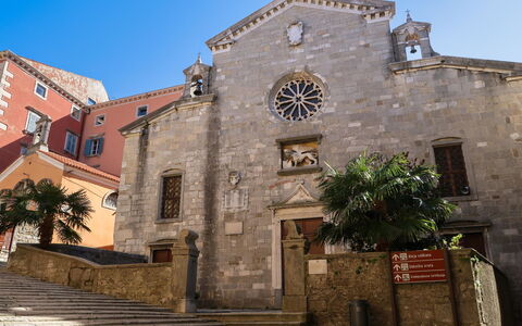 Paolici: Planta, Ventana, Cielo, Edificio, Puerta, Fachada, Ciudad, Techo, Escalera, Árbol