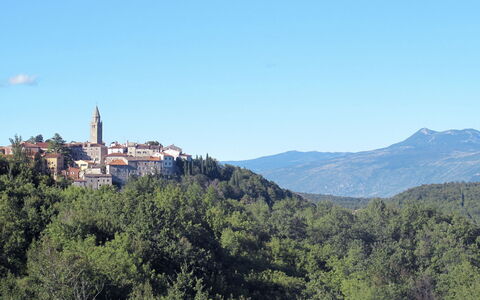 Paolici: Cielo, Montaña, Edificio, Planta, Paisaje Natural, Árbol, Nube, Paisaje, Horizonte, Colina