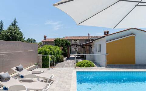 Verbanac: Piscina, Mueble Para Exteriores, Paraguas, Recurso, Barrio Residencial, Mueble, Material Compuesto, Silla, Sombra, Sunlounger