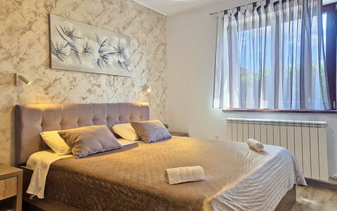 Villa Toni: Cama, Mueble, Lecho, Diseño De Interiores, Habitación, Sábana, Pared, Suelo, Piso, Linos