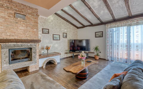 Villa Toni: Mueble, Diseño De Interiores, Sofá, Pared, Piso, Madera, Techo, Sala, Suelo, Habitación