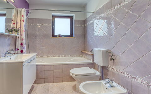 Villa Toni: Baño, Arreglo De Tubería, Piso, Diseño De Interiores, Suelo, Lavabo, Bañera, Grifo, Lavabo Del Baño, Baño