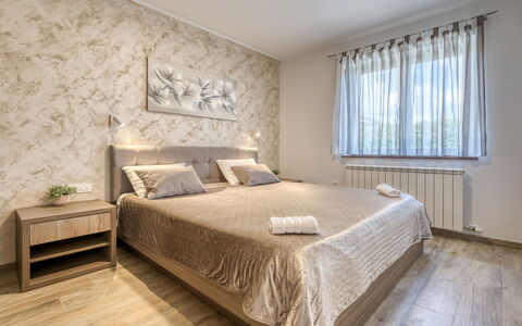 Villa Toni: Cama, Mueble, Habitación, Diseño De Interiores, Lecho, Piso, Sábana, Suelo, Madera, Techo