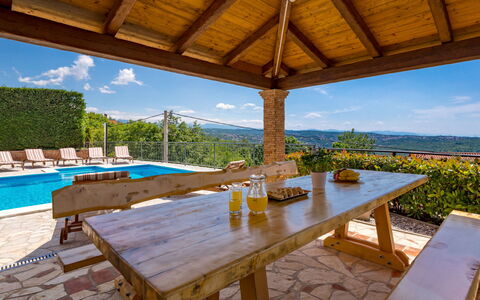 Villa Toni: Cielo, Mesa, Mueble, Propiedad, Planta, Naturaleza, Agua, Nube, Madera, Mueble Para Exteriores