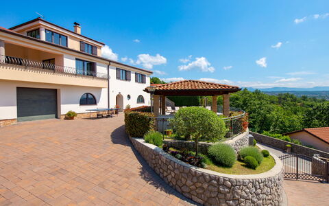 Villa Toni: Cielo, Nube, Planta, Ventana, Edificio, Diseño Urbano, El Terreno Del Lote, Barrio Residencial, Casa, Cabaña