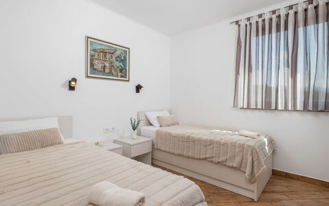Villa Toni: Mueble, Propiedad, Marco, Edificio, Ventana, Comodidad, Madera, Textil, Diseño De Interiores, Cama