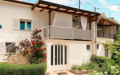 Margeta: Planta, Nube, Edificio, Flor, Ventana, Cielo, Propiedad, Casa, Madera, El Terreno Del Lote