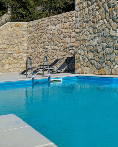 Mick: Piscina, Material Compuesto, Recurso, Pared De Piedra, Losa, Sombra, Fuente De Agua, Loseta, Eco Hotel, Hotel