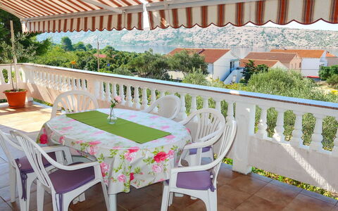 Matius: Planta, Mueble, Propiedad, Mesa, Edificio, Vajilla, Silla, Mueble Para Exteriores, Diseño De Interiores, Mesa Al Aire Libre