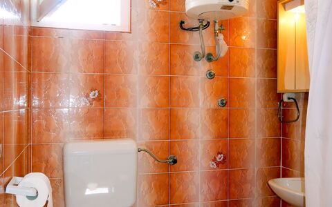 Matius: Baño, Habitación, Propiedad, Arreglo De Tubería, Baño, Loseta, Diseño De Interiores, Suelo, Casa, Area De Aseo