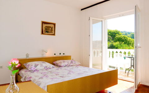 Matius: Habitación, Cama, Propiedad, Mueble, Habitación, Sábana, Diseño De Interiores, Marco De La Cama, Colchón, Edificio