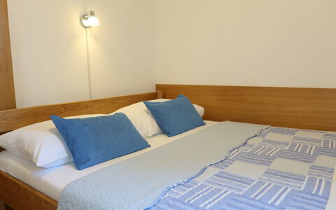 Tin: Mueble, Propiedad, Comodidad, Azur, Almohada, Textil, Madera, Diseño De Interiores, Suelo, Marco De La Cama